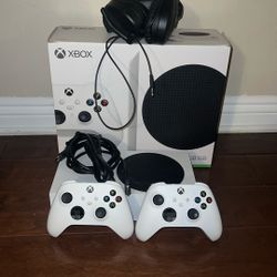 Xbox Series S + 2 Controllers And Headset 