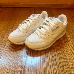 Reebok classic Tennis Shoes white with gum sole Little Kids size 12 gently used