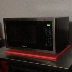Magic Chef Microwave - Like New Condition