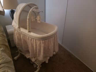 Bassinet for sale ... Simmons - loaded
