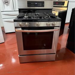 LG 5-burner gas stove in perfect working condition. Delivery and installation available with a 3-month warranty.