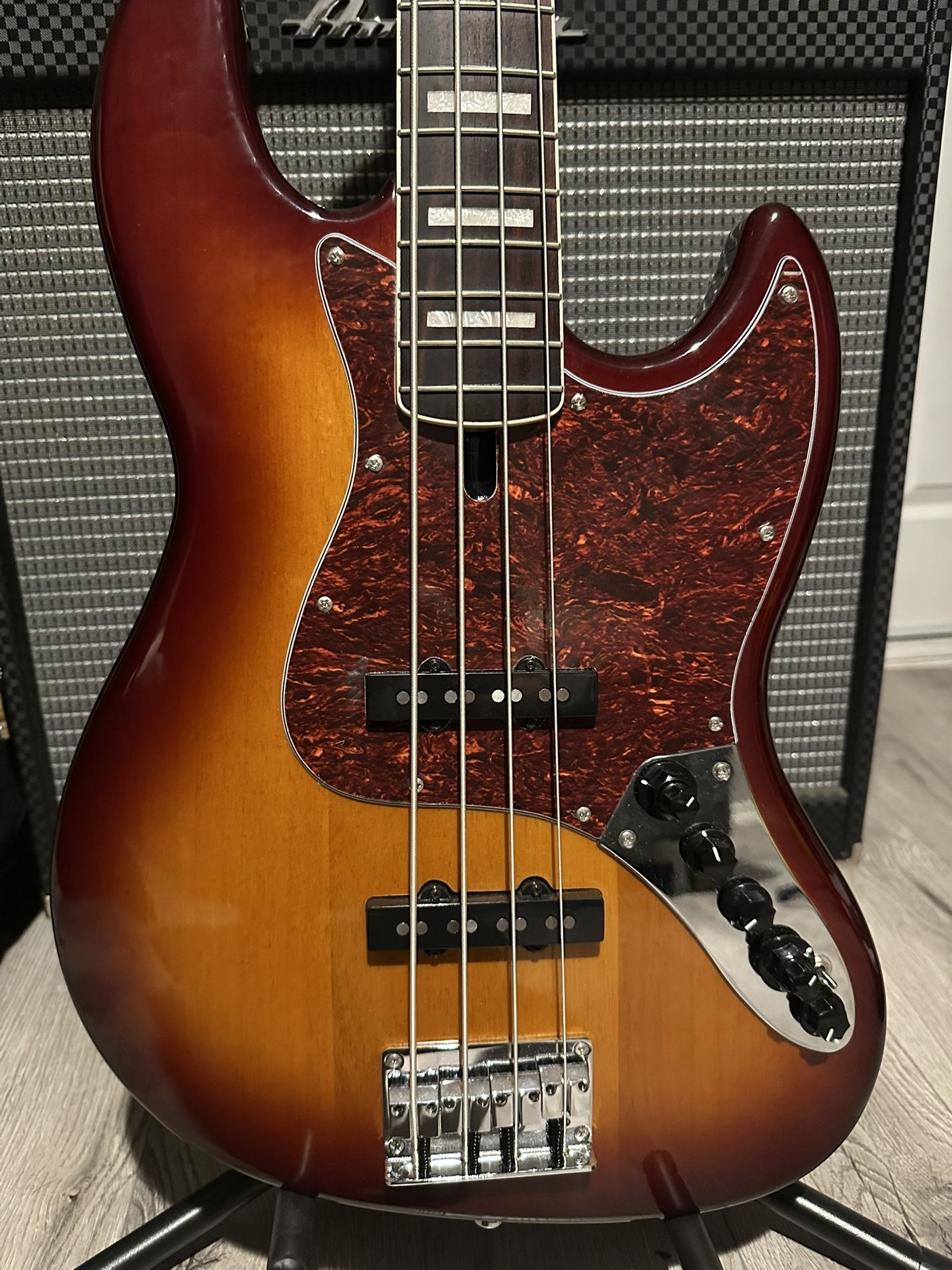 Sire Marcus Miller V7 4-String Bass Guitar Tobacco Sunburst