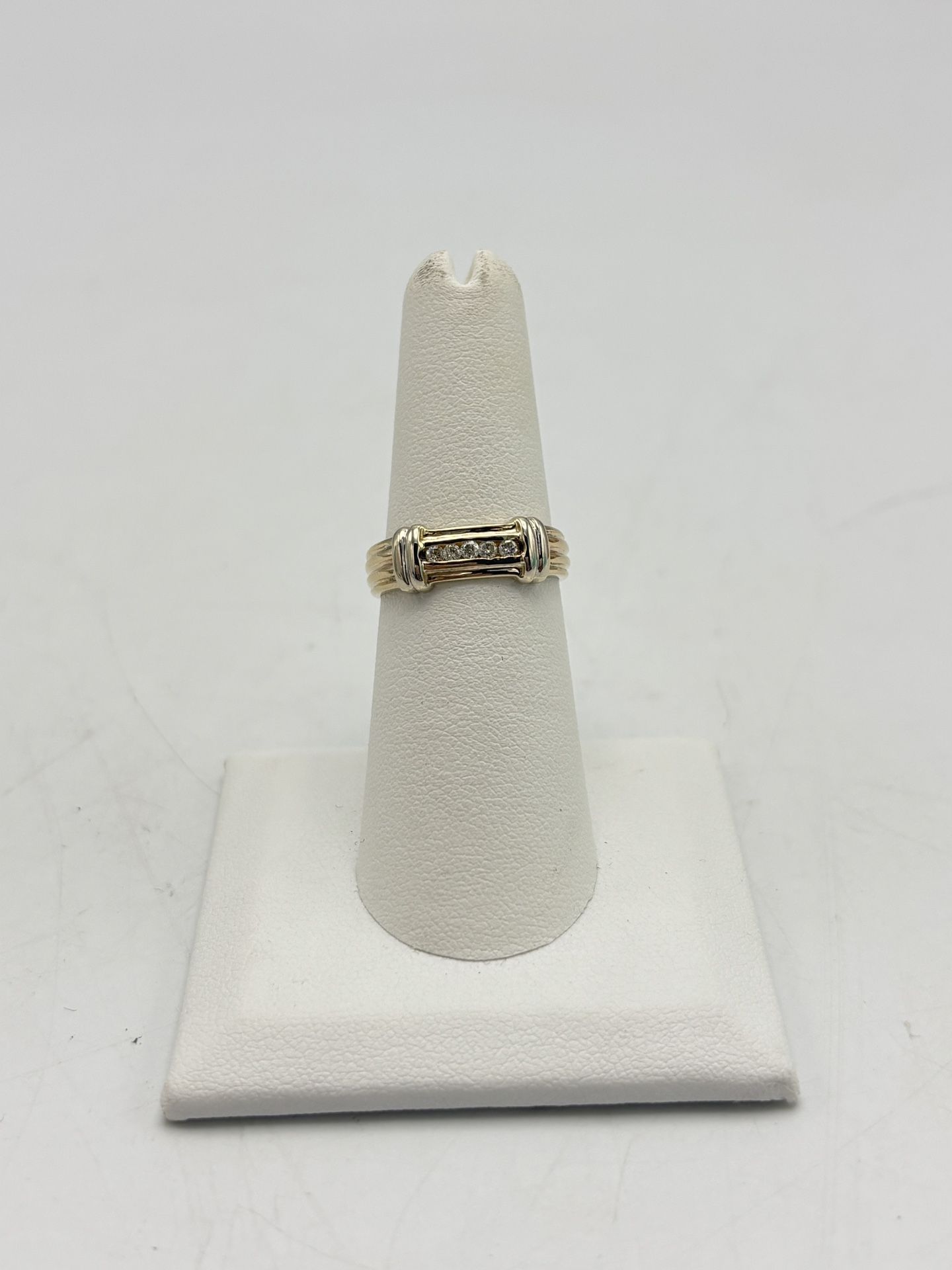 14kt .10cttw Diamond Ring