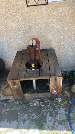Water fountain in the box that the fountain fits Water fountain in the box that