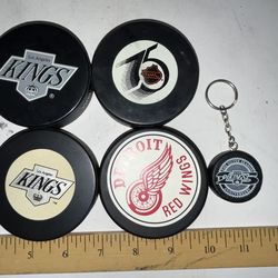 Hockey Pucks & Keychain Vintage National Hockey League (NHL) Detroit Red Wings & Los Angeles Kings