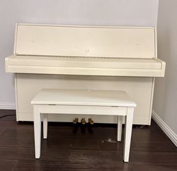 🎹  Elegant White Upright Piano 🎹