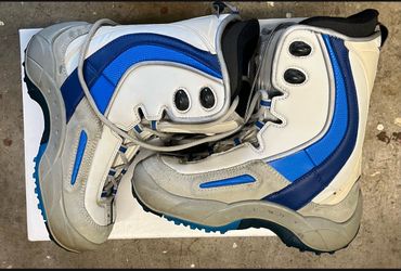 Female snowboarding boot