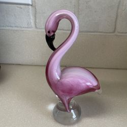 8 inch standing flamingo paperweight. Displayed but a new condition no issues.