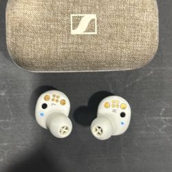  The Sennheiser MOMENTUM 4s 