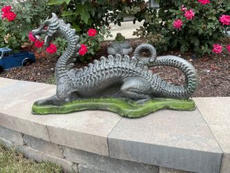 Beautiful concrete dragon🐉🐲 size 25”L x 15”H solid concrete
