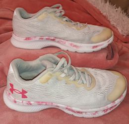 Girls Under Armour Size 1.5Y White Pink Camouflage