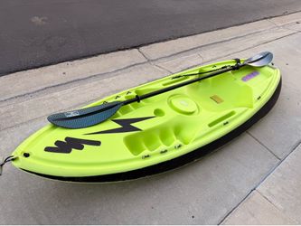8’ Sit-On-Top Kayak + Like-New Paddle – Ready for the Water