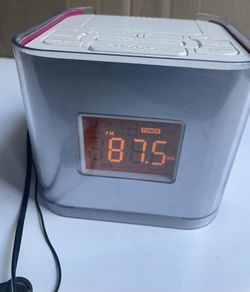 Audiovox Venturer Dual Alarm Clock AM/FM Radio Party Time CR8030iE5 READ