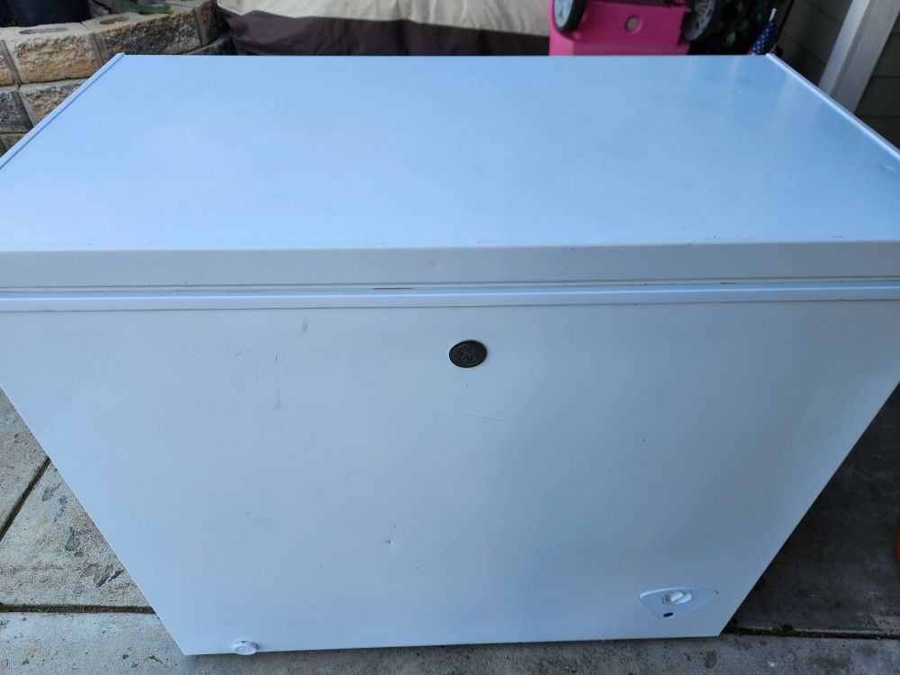 GE 7 cf Chest Freezer - FCM7SKAWW