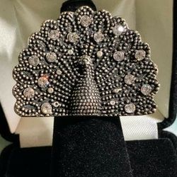 Black peacock ring W/rhinestones -

