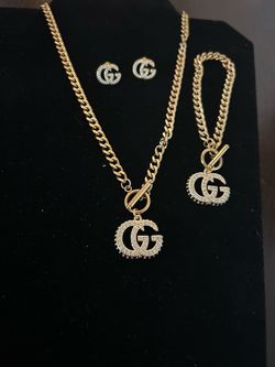 Gold plated G logo necklace set