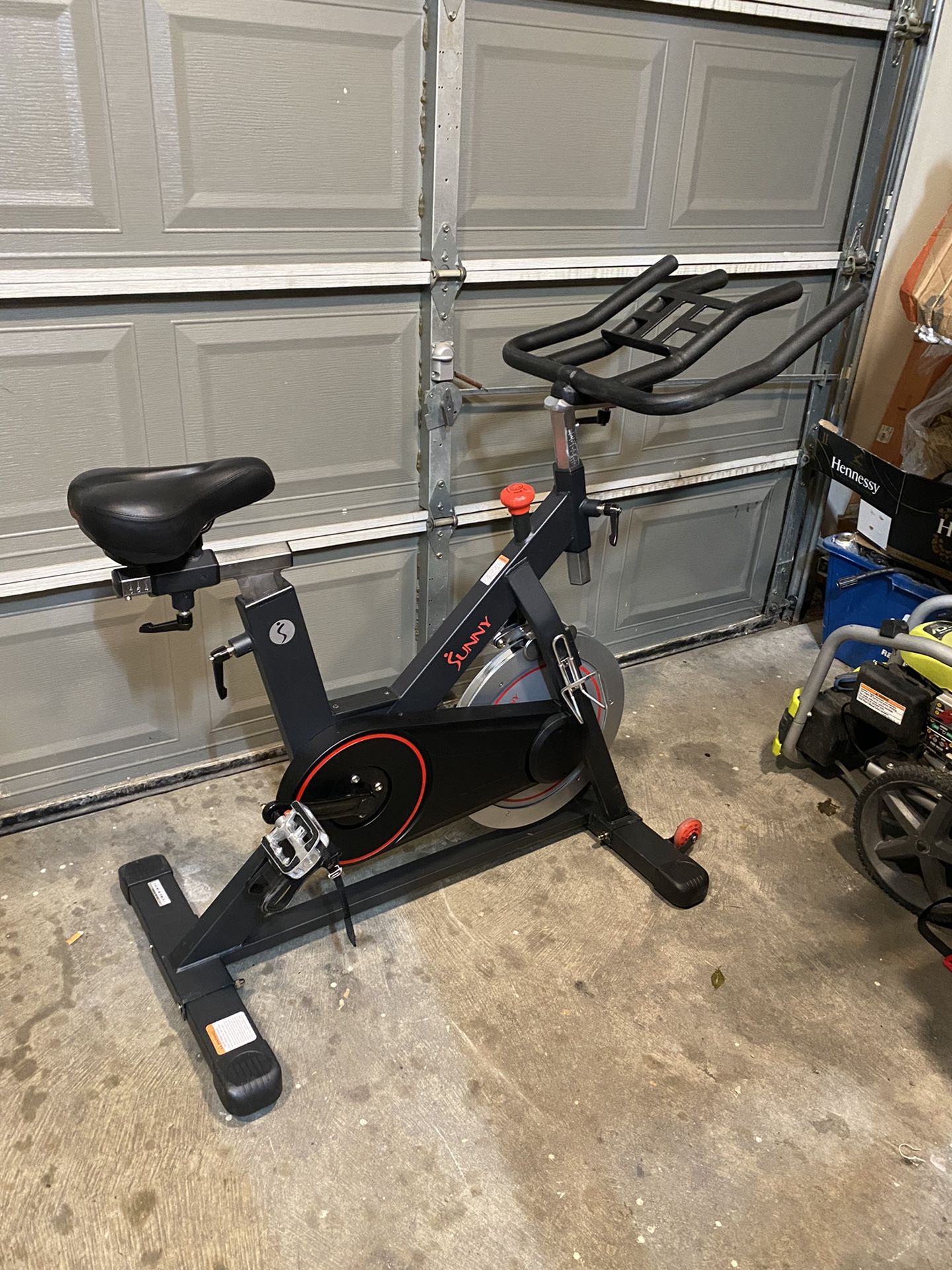 Sunny Health Fitness Magnetic Belt Drive Indoor Cycling Bike