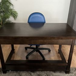 🌟 Elevate Your Workspace with This Executive Brown Desk! 🌟 $40 P/U, $100 Delivery 