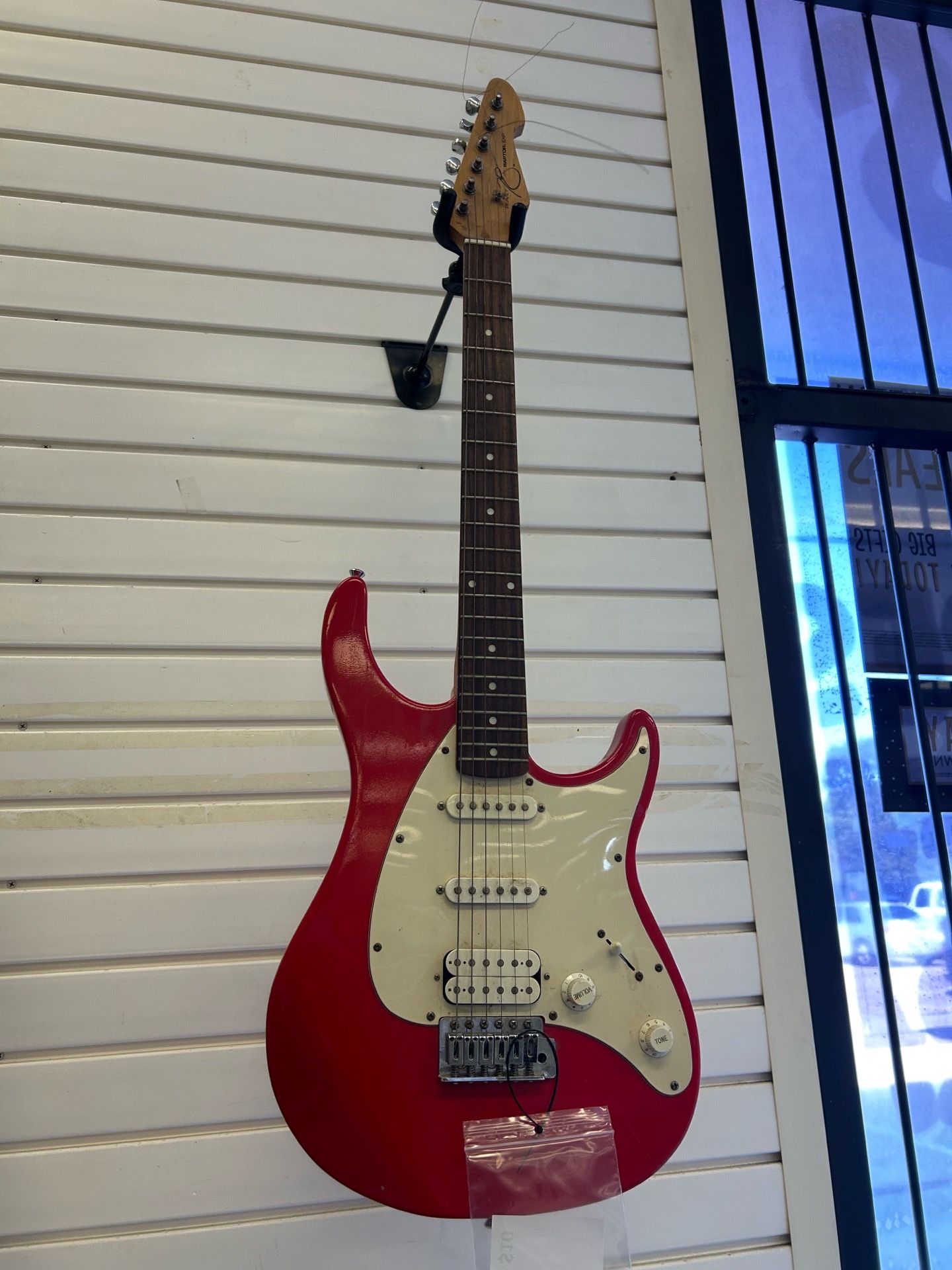 PEAVEY ELECTRIC GUITAR