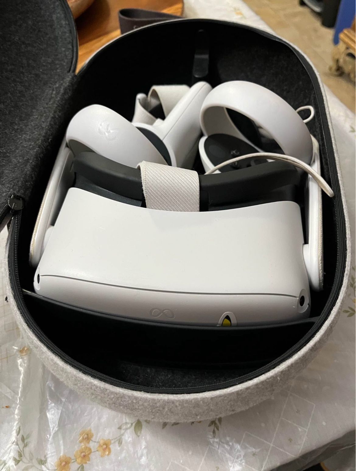white meta quest 2 + carrying case