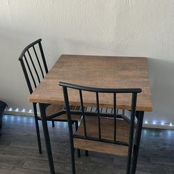Table set  2 in excellent condition