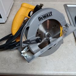 Dewalt electric circular saw 7-1/4.  15 amp used 1 time works great 