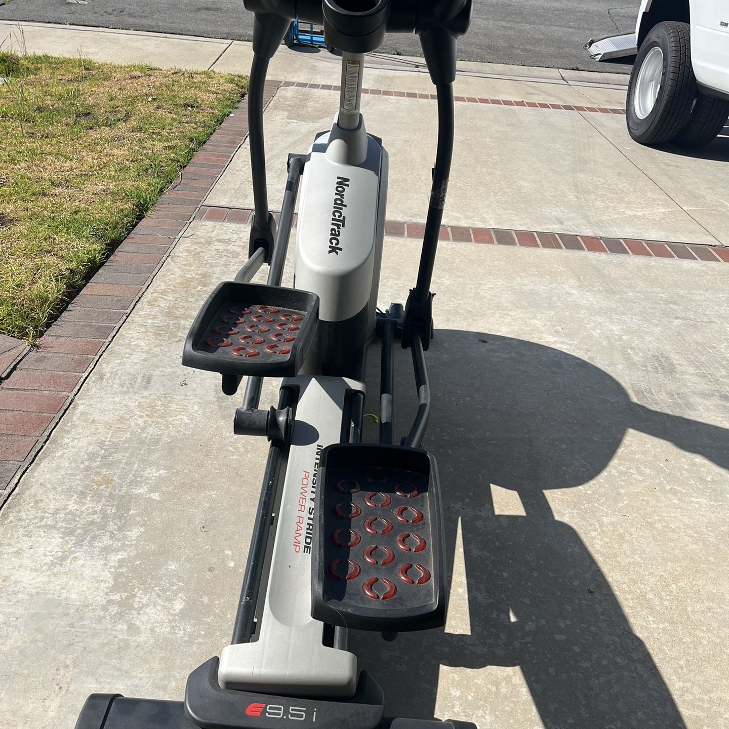 NordicTrack 9.5i Elliptical Black for Sale in Fontana CA OfferUp