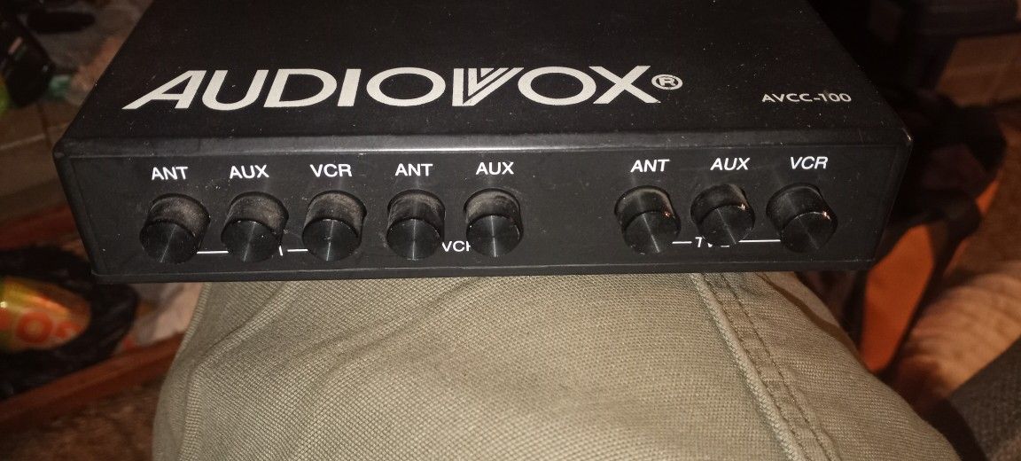 AUDIOVOX - AUDIO/VIDEO/VCR SWITCHING BOX AVCC-100