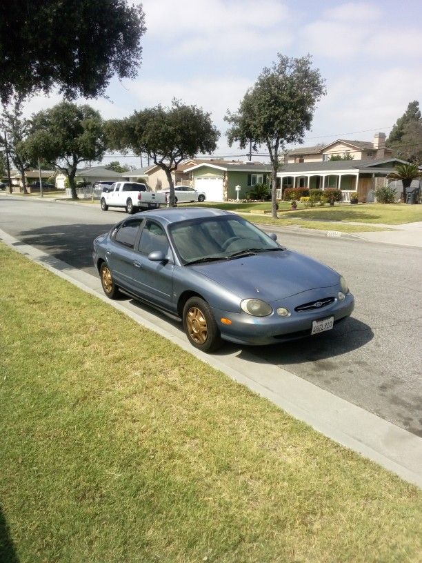 1999 Ford Taurus