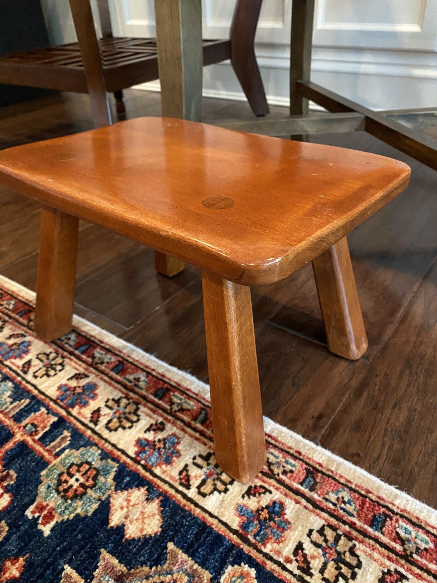 Vintage Cushman Colonial Creation Maple Cricket Foot Stool w/ Label & Tag -near perfect condition! 8”T X 13”LX 9”W (SEE PHOTOS!)