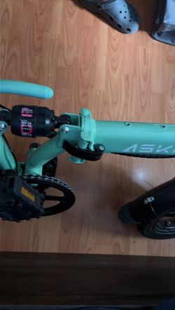 This is a ASKMY E bike. It is a cyan color and it is great for people that are in between 4.10 feet and 5.7 feet