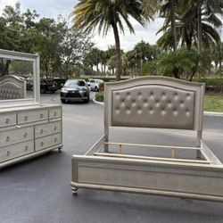 Beautiful Bedroom Set king Size Solid Wood Golden Color In Excellent Condition By Coaster Furniture