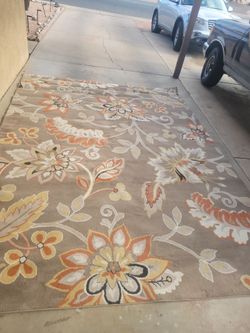 Area rug tan and white floral design. L 151× W110