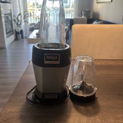Ninja BL450C, Nutri Pro Personal Blender For Juices, Shakes & Smoothies, 18 and 24 Oz cups, Black/Silver, 900W