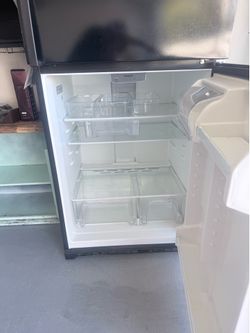 20.5-cu ft Top-Freezer Refrigerator (Black)