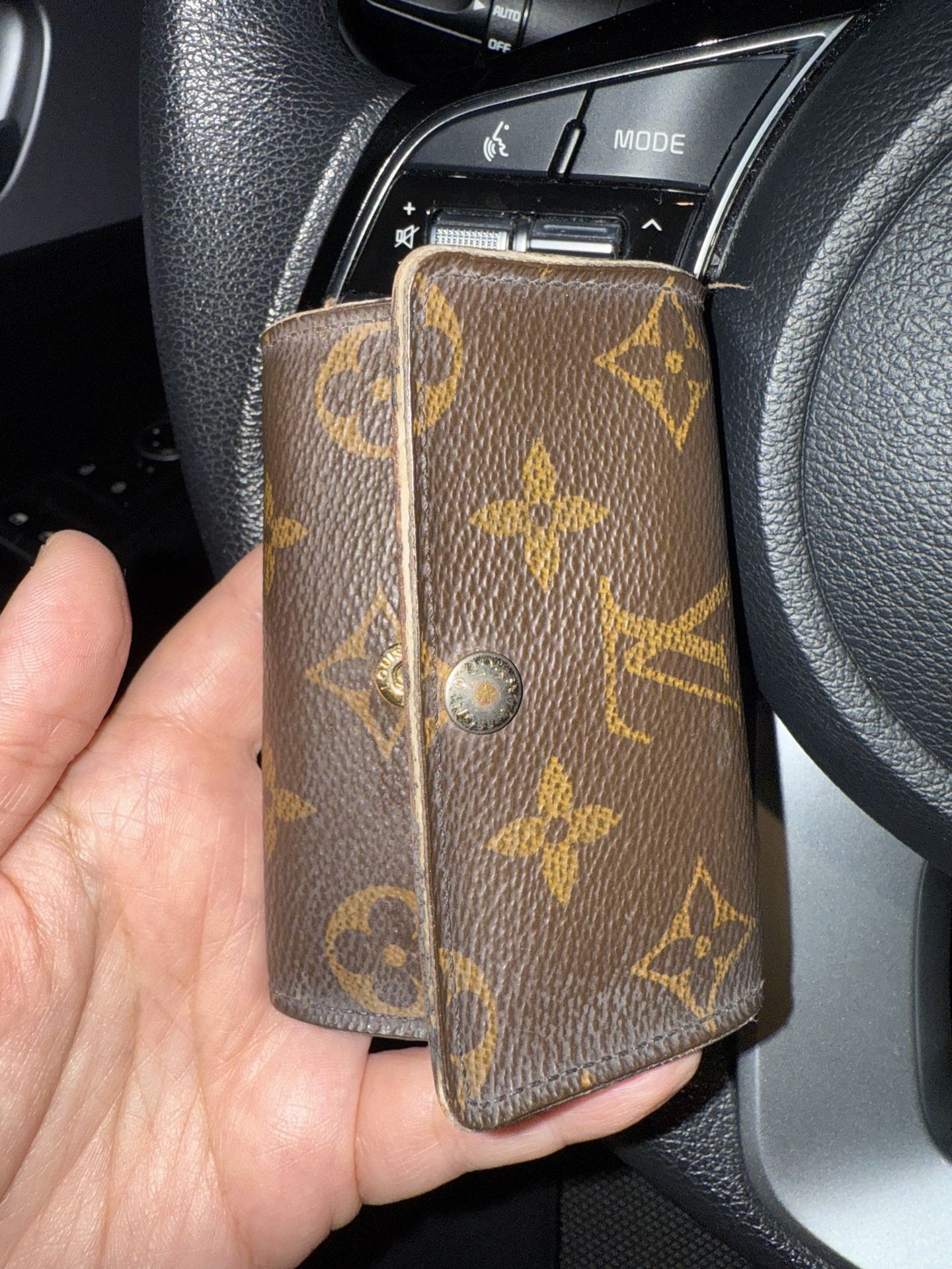 Louis Vuitton 6 Key holder