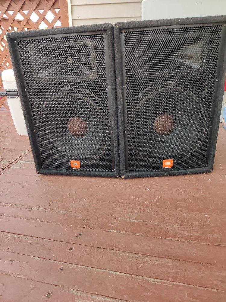 jbl jrx115 speakers the tweeters one has it but it doesn't work and the other doesn't have the speakers they work fine.