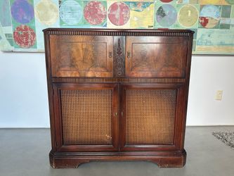 Working 1940s radio and record player