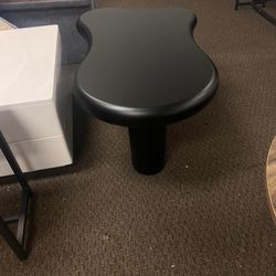 Modern / Contemporary Onyx Black Finish Coffee Table