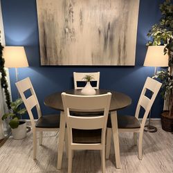 Beautiful Small Dining Set Very Good Condition!! Table With 4 Chairs! I Can Deliver 