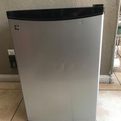 GE MINI FRIDGE 