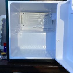 Magic Chef Mini Fridge 