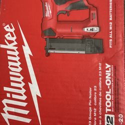 Milwaukee. M12.  Calibre. 23