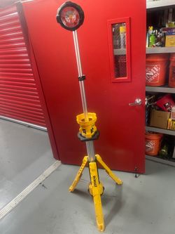 DEWALT 20-volt max 3000 -Lumens LED Battery-operated Stand Work Light