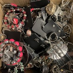 Paparazzi Jewelry. Thousands Of Pieces. $1