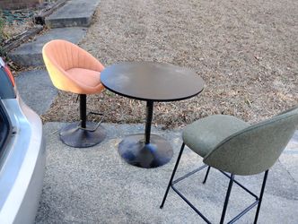 New Cocktail Table & 2 Chairs