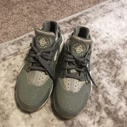 Nike Air Huarache Forest Green Women's 7.5 for Sale in Las Vegas
