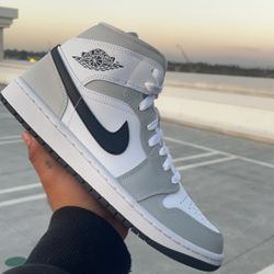 Jordan 1 Mid Grey Fog Size 8w,8.5w