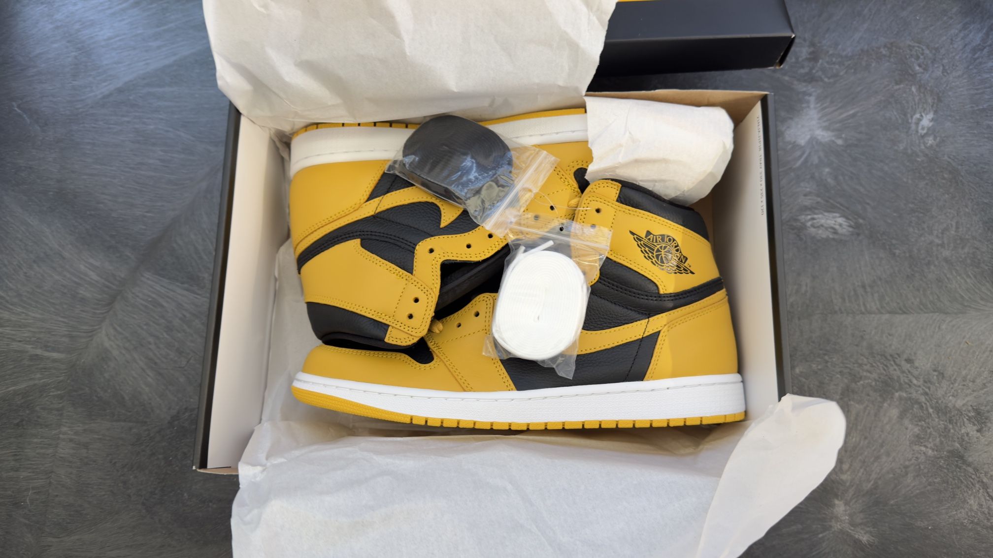 Jordan 1 Pollen / Yellow & Black Sz 10.5