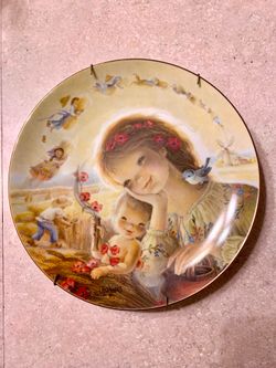 Beautiful decorative plate collection with a hangers. Set of 4
